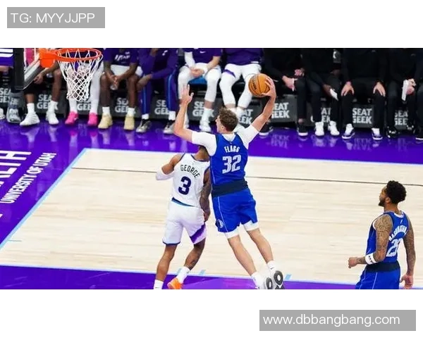 胡人队与独行侠的激烈对决展现篮球魅力与团队精神的巅峰对抗